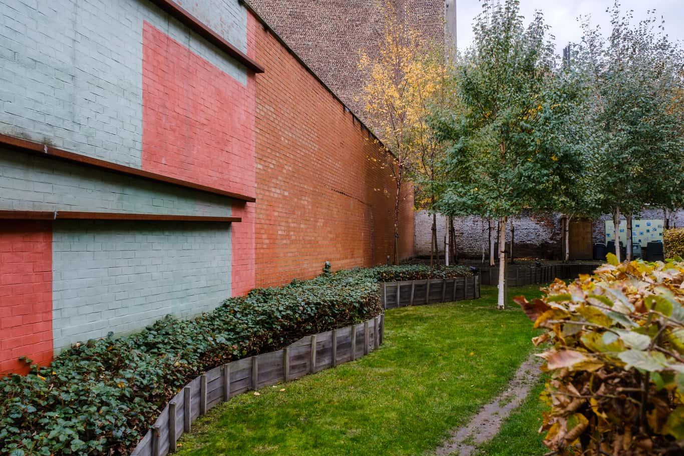 Het eerste deel stelt de chaos voor, een plek waar de grond onder je voeten zakt, een plek waar je geen controle over hebt, je ondergaat.nnEen chaotische lijn slingert zich hierdoor heen en neemt ons mee naar een bos. Een bos dat als beeld het angstige en niet controleerbare oproept, maar tegelijk een bos waar een positief begin vast te stellen valt. De witte berkenbomen roepen dit karakter van voorzichtig herstel op.n