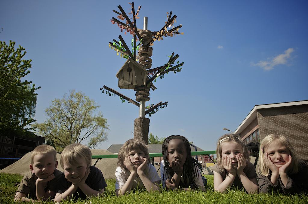 We hebben een boom ontworpen die de structuur van de school toont en vertelt hoe men opgroeit op school. Als basis hebben we een stuk van een heuse verlichtingspaal genomen waarop we heel strak het aantal jaren dat men hier school kan lopen hebben vertaald in evenveel takken. Deze boom is sterk en draagt het symbool van de school, namelijk de boomhut.