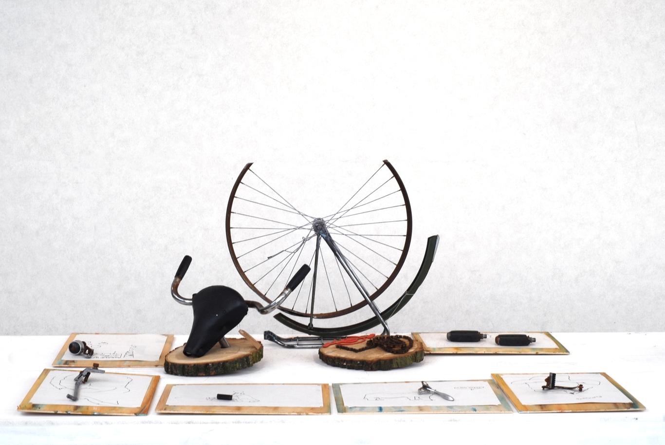 fiets-Dirk-De-Wachter-kunstwerk nVoor unik-id was de doortrappende fiets is een symbool voor psychose. Dirk de Wachter schonk ook zijn fiets voor de campagne van Te Gek!? In Zoersel werd de fiets volledig ontleed en kreeg zo een nieuwe bestemming.n