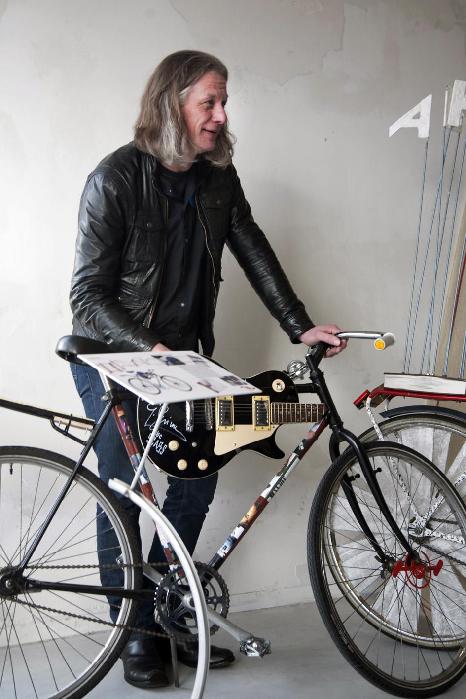 fiets-Guy-Swinnen-kunstwerk Voor unik-id was de doortrappende fiets is een symbool voor psychose. De fiets die Guy Swinnen, peter van Te Gek!?, schonk voor deze campagne, ging in therapie in Tienen. Een gitaar gad hem en nieuw elan.
