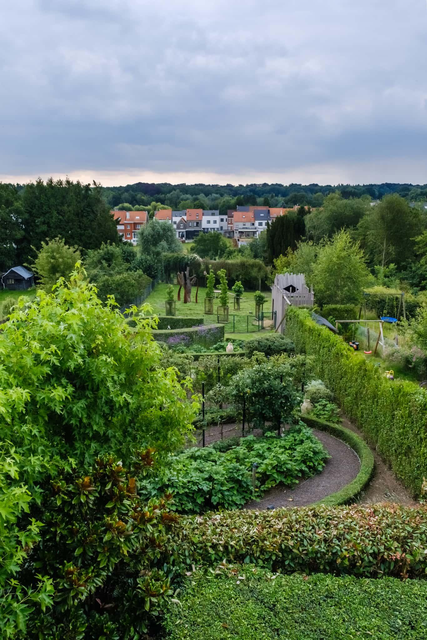 Het concept werd voorgesteld als het gezelschapsspel “Levensweg”. Op basis daarvan hebben we ook de tuin ontworpen. Een kronkellijn loopt doorheen de hele tuin, en ook door de geitenweide.