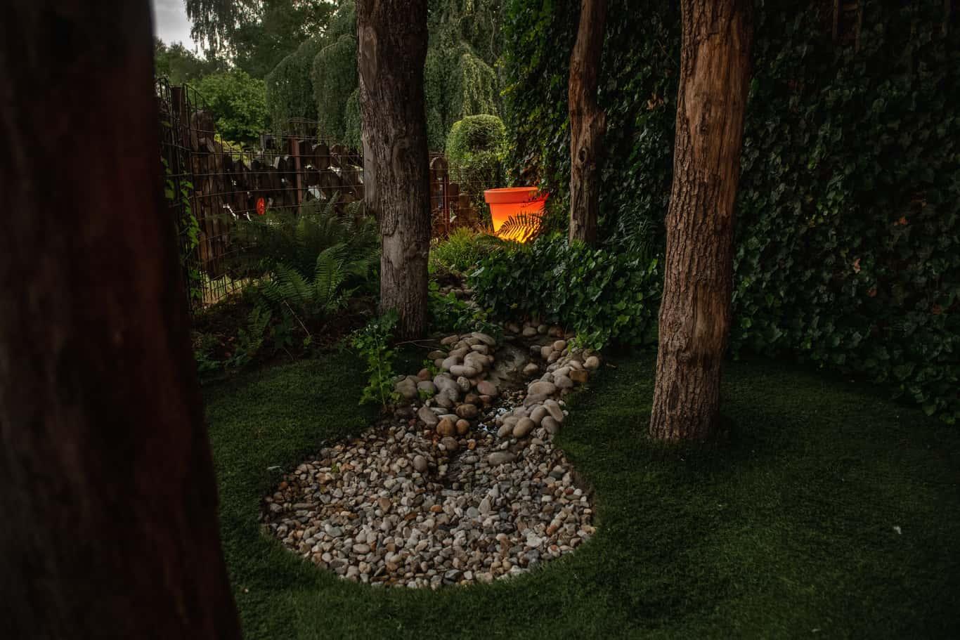 Het bos werkt ook zelfbedruipend. Het nest wordt verwarmd door middel van een warmtepomp terwijl de elektriciteit door zonnepanelen opgewekt wordt.nAls het regent, ziet men het regenwater door het gebouw vallen, het wordt dan opgevangen door een oranje bloempot die licht geeft. Dit water vormt dan een riviertje, wordt gefilterd en hergebruikt voor de sanitaire installatie. In het bos kan men tenslotte buiten spelen zonder nat te worden.n