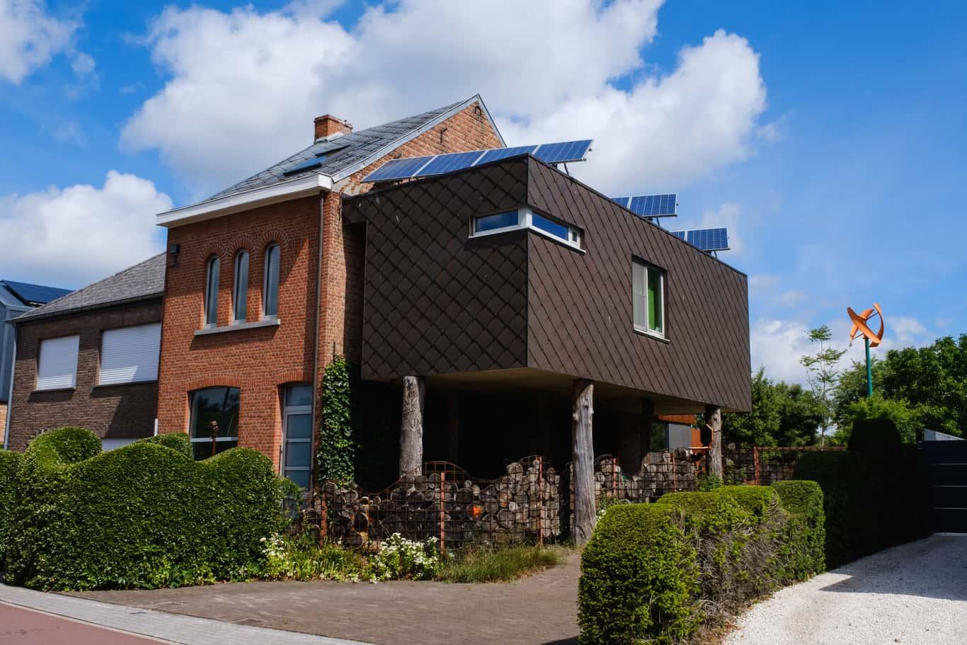 Om onze woning uit te breiden voor de komst van kinderen hebben we onze inspiratie uit de natuur gehaald. We hebben net als vogels een nest in een boom gebouwd, die deel uitmaakt van een bos.nHet bos is een met koperen bladeren ingepakte doos, ondersteund door zeven eiken boomstammen. n