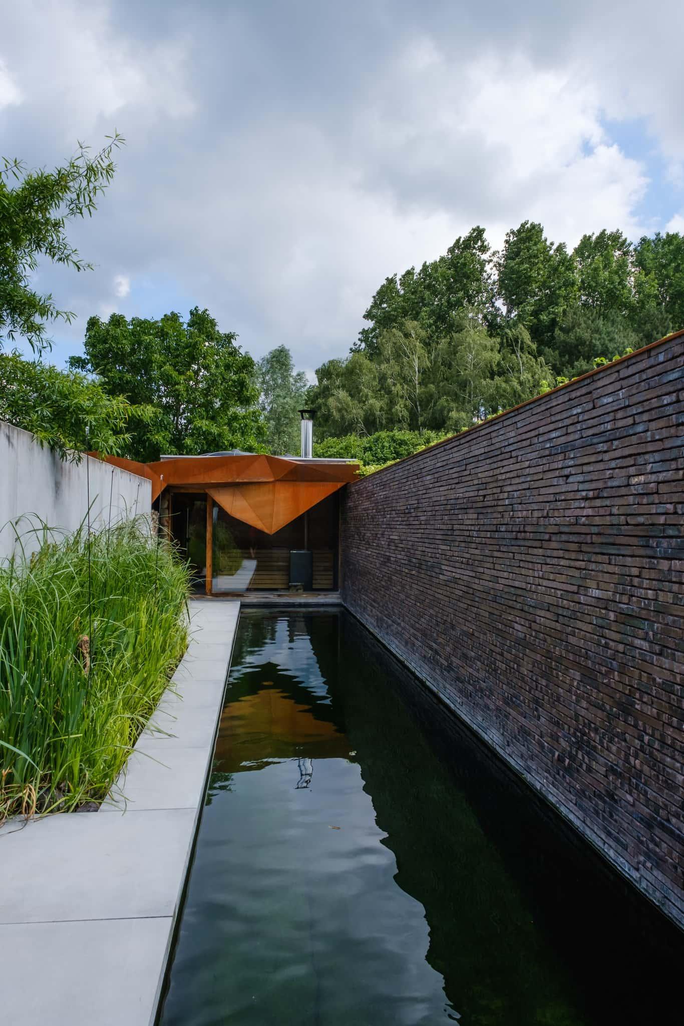 In een strakke blokhut kan men eerst een verkwikkende douche nemen om daarna te genieten van warmte en vuur in een houtgestookte sauna. Hier heeft men een prachtig uitzicht op een natuurlijk gezuiverd zwemkanaal van 14 meter lang. Ideaal om af te koelen na de sauna en om te zwemmen. 