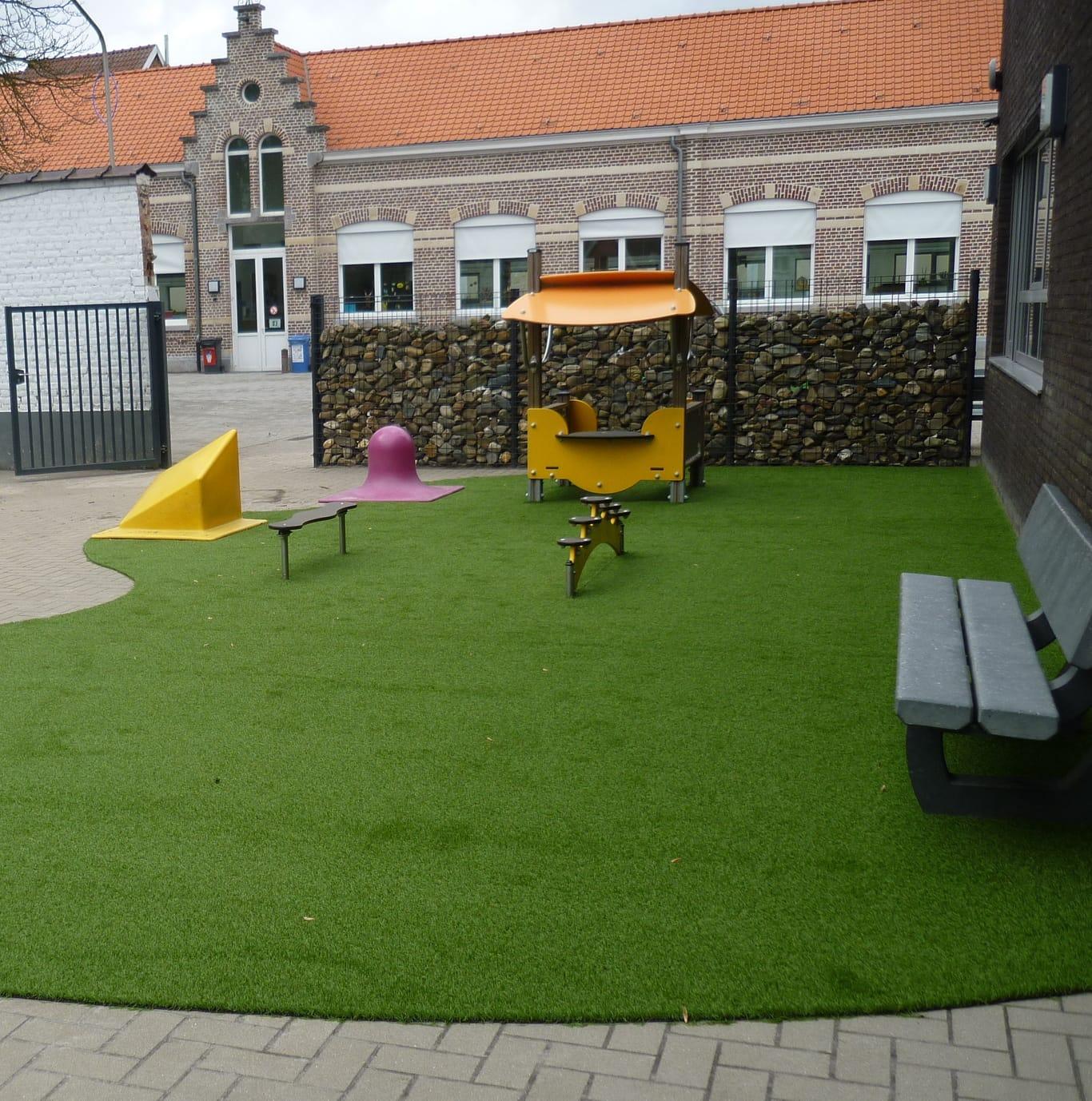 speelplaats met speeltoestellen en kunstgras. Elk druppeltje water in de bedding van de rivier staat symbool voor het opgroeiende kind dat speelt, ontdekt en leert binnen de structuren van een veilige schoolomgeving. 