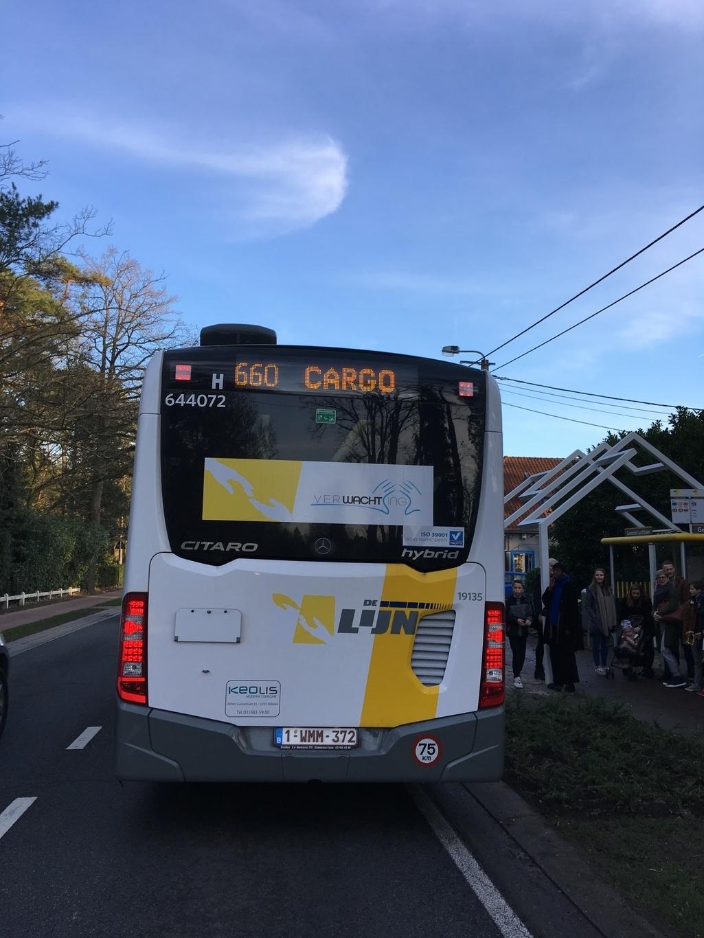 De handen in het logo bieden bescherming aan en refereren tegelijkertijd aan het sjabloon van Branco. De bussen van De Lijn reden rond met het logo.
