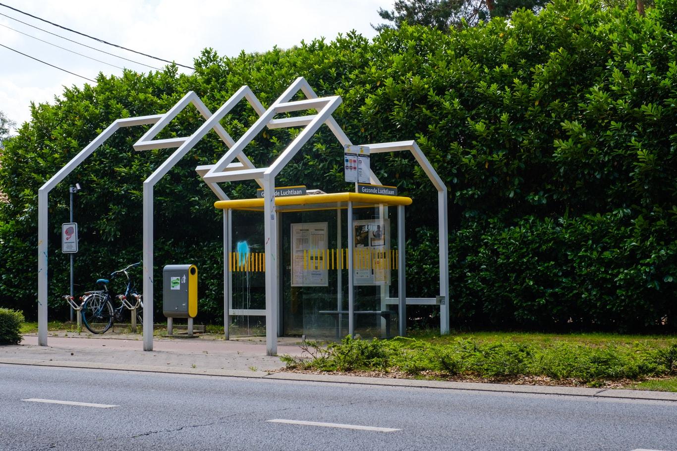 Het kunstwerk draagt de naam verWACHT(ing), een verwijzing naar de locatie (wachten op de bus), de zekerheden in het leven waarvan we uitgaan (verwacht) en de vooruitzichten die wel of niet uitkomen (verwachting). 