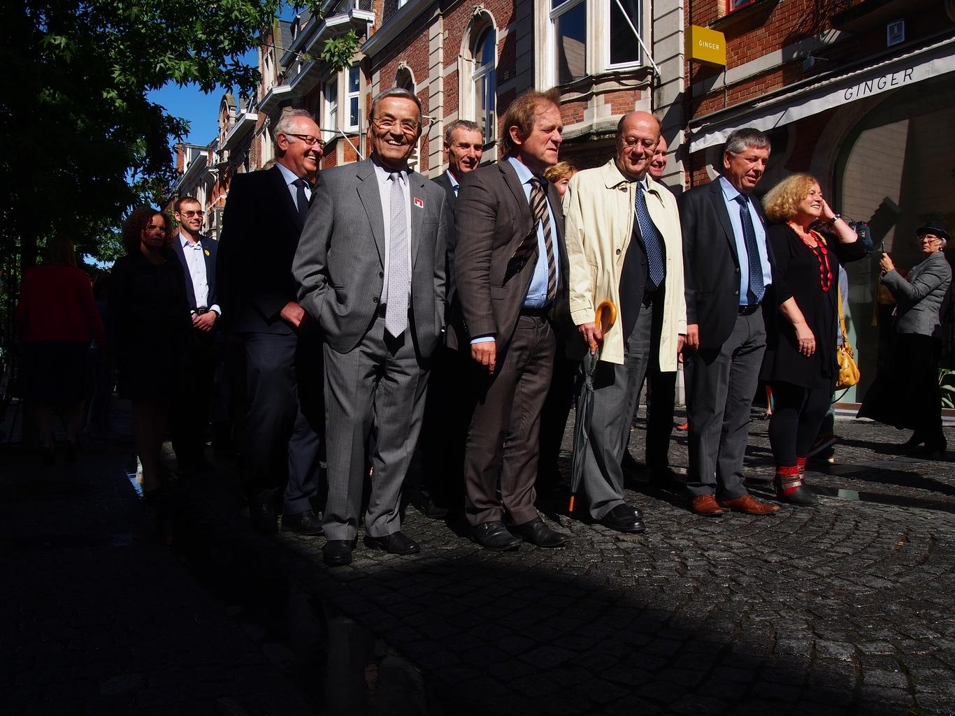 O.a. Jo Vandeurzen, toenmalige Vlaams minister van Welzijn, Volksgezondheid en Gezin, en Louis Tobback, toenmalige burgemeester van Leuven wandelen achterwaarts bij de opening van de Wereld van herinnering, een project rond kunst en dementie.