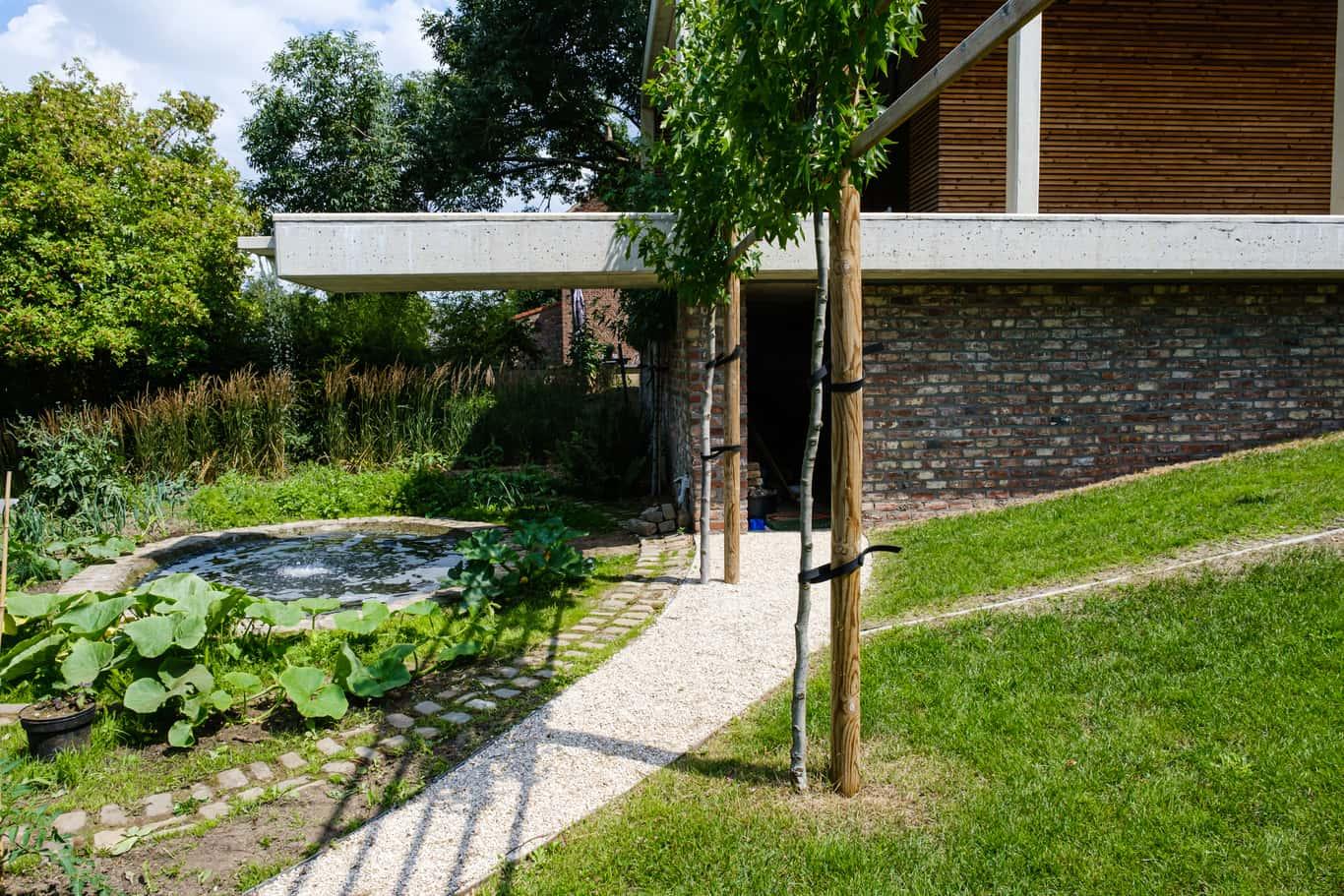 Het water loopt via het aquaduct naar beneden, met een vijvertje als uitloop. Het vijvertje ligt in het midden van de moestuin en zorgt voor bewatering. 